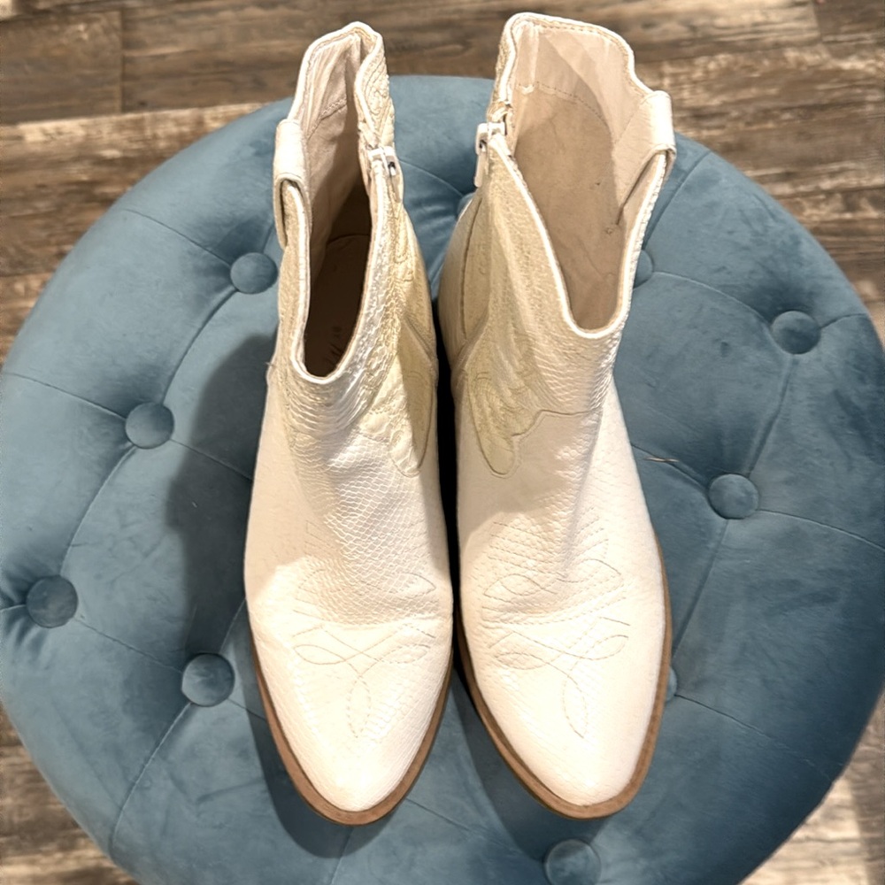 White Snakeskin (looking), boots, size 9